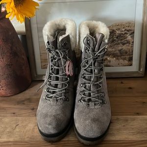 BRAND NEW Waterproof, faux fur lined, foam insulated boots